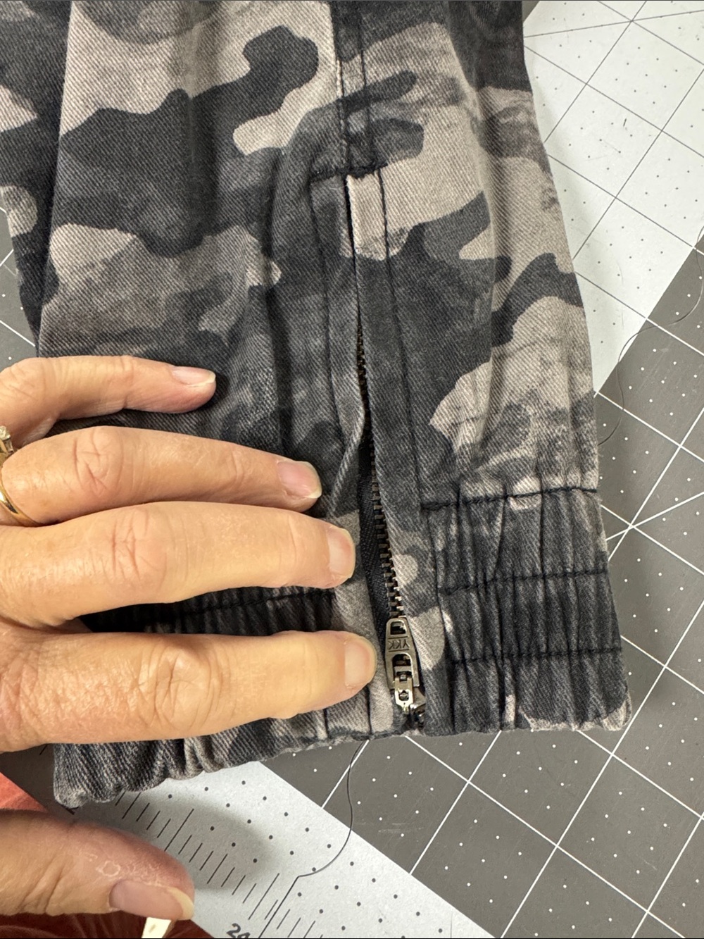 Spanx Stretch Twill Cargo Jogger Camo Gray & Black - Picture 7 of 8